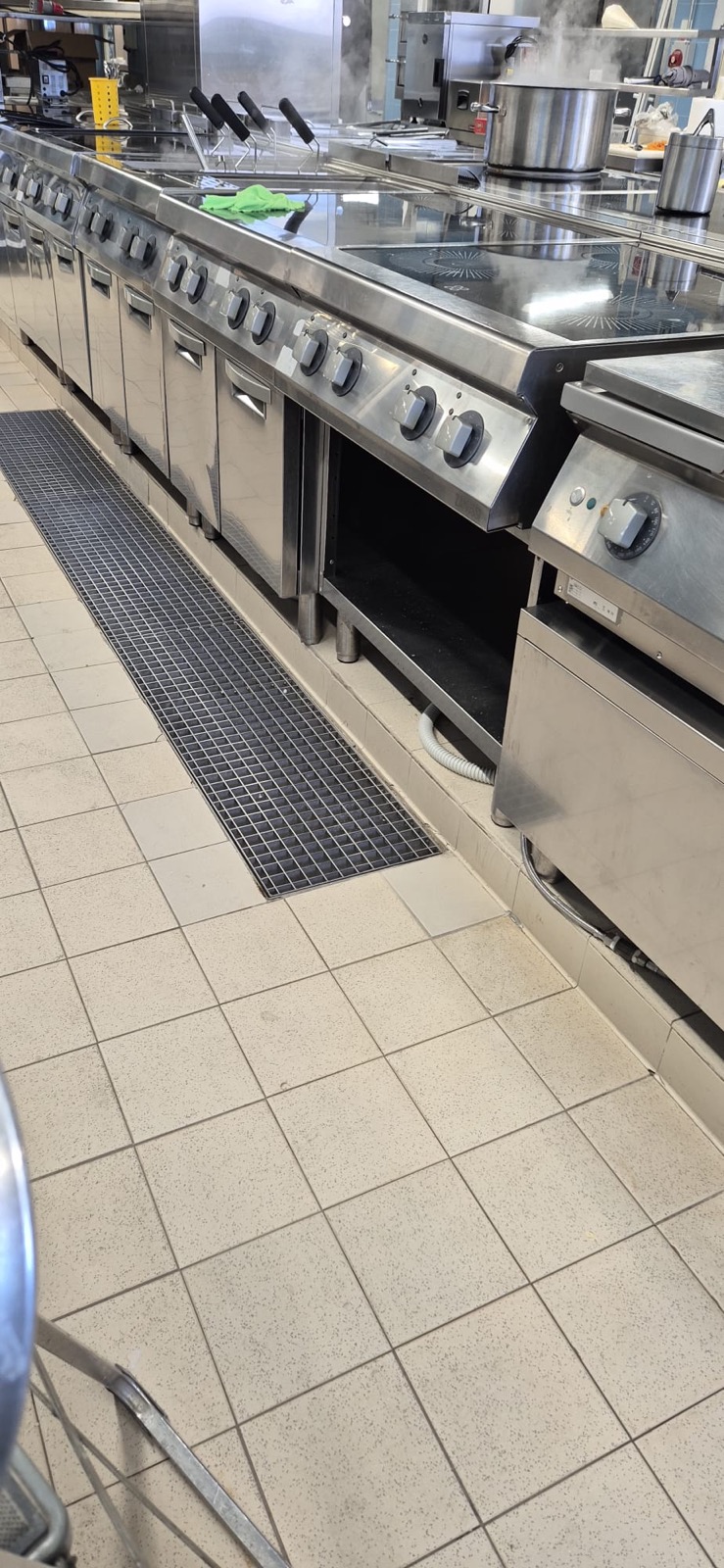 Cucina professionale attrezzata per la ristorazione
