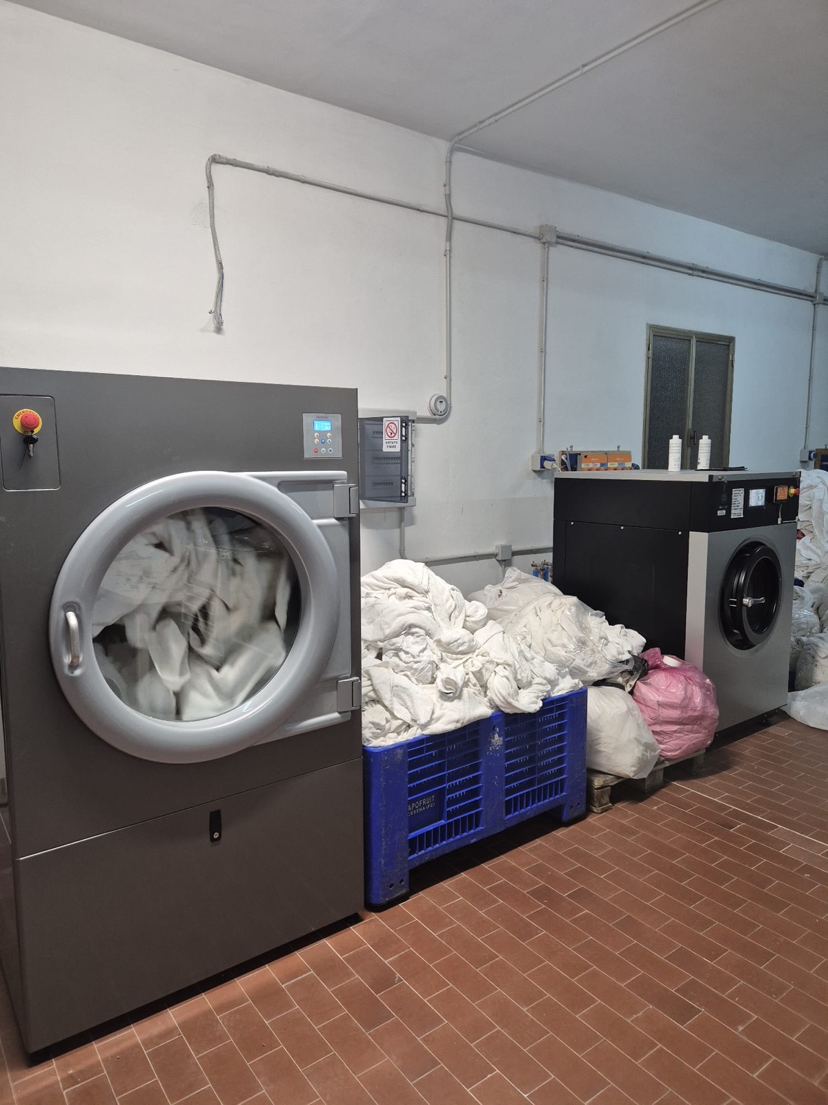 Lavatrice industriale in lavanderia professionale